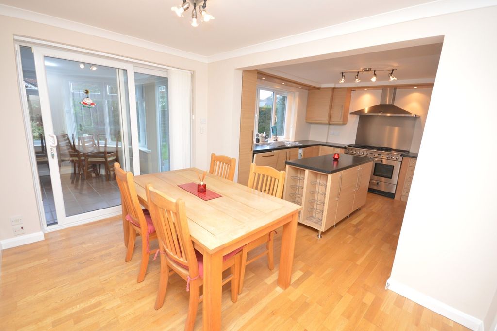 Property photo 2 of 27 Kitchen/Breakfast