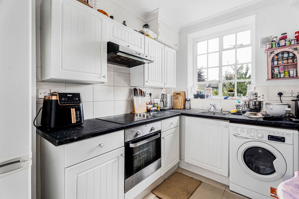 Property photo 2 of 11 Kitchen