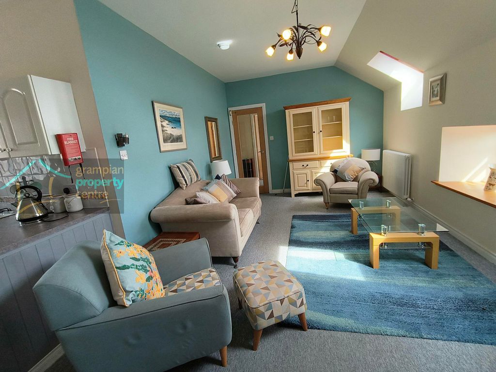 Property photo 3 of 11 Lounge 2