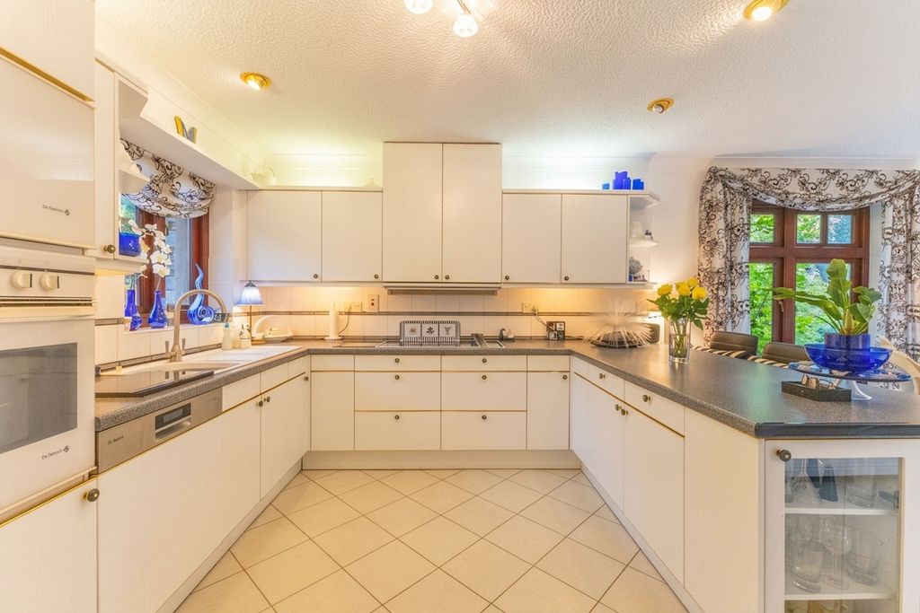Property photo 3 of 31
