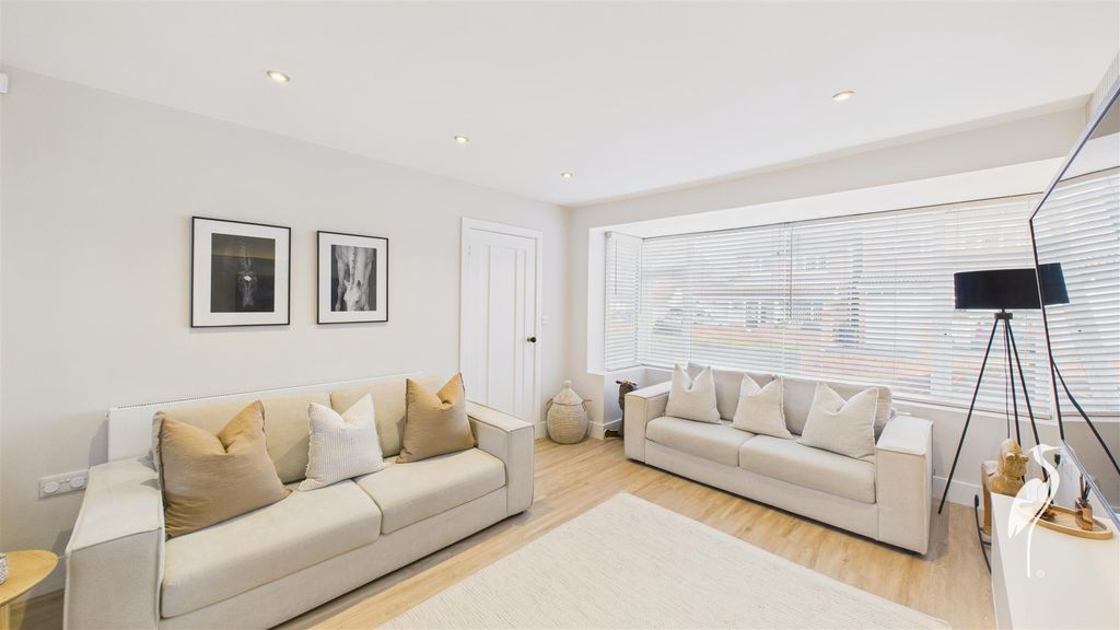 Property photo 3 of 34 Lounge