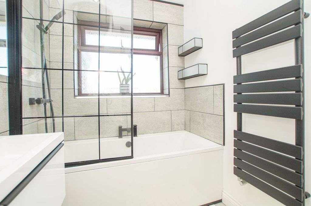 Property photo 3 of 22 Family Bathroom