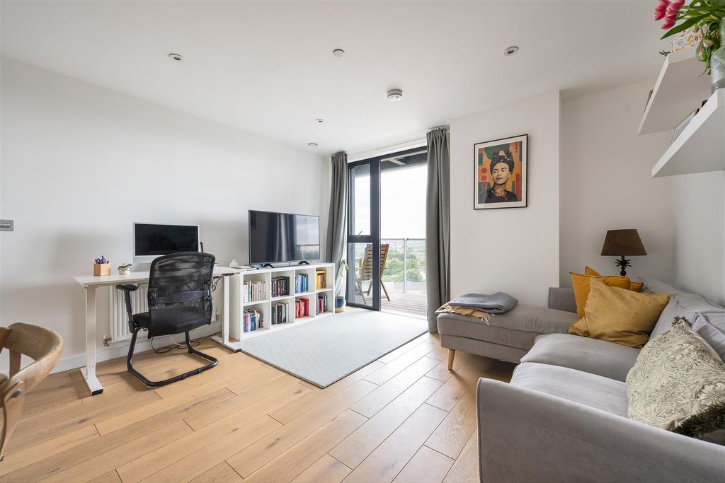 Property photo 2 of 20 Station Approach, E17