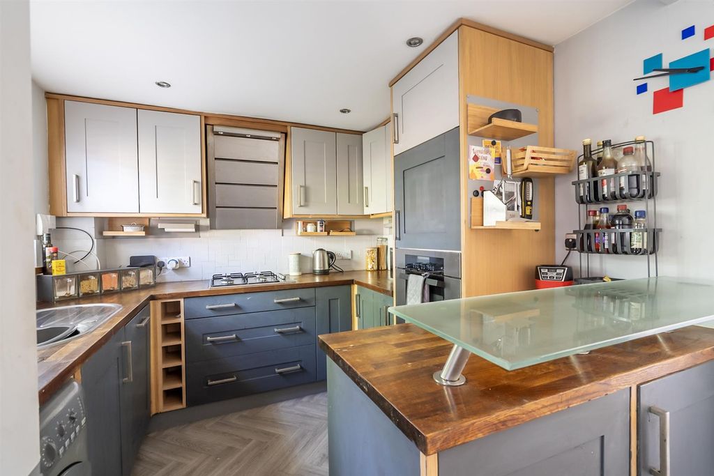 Property photo 3 of 12 Kitchen