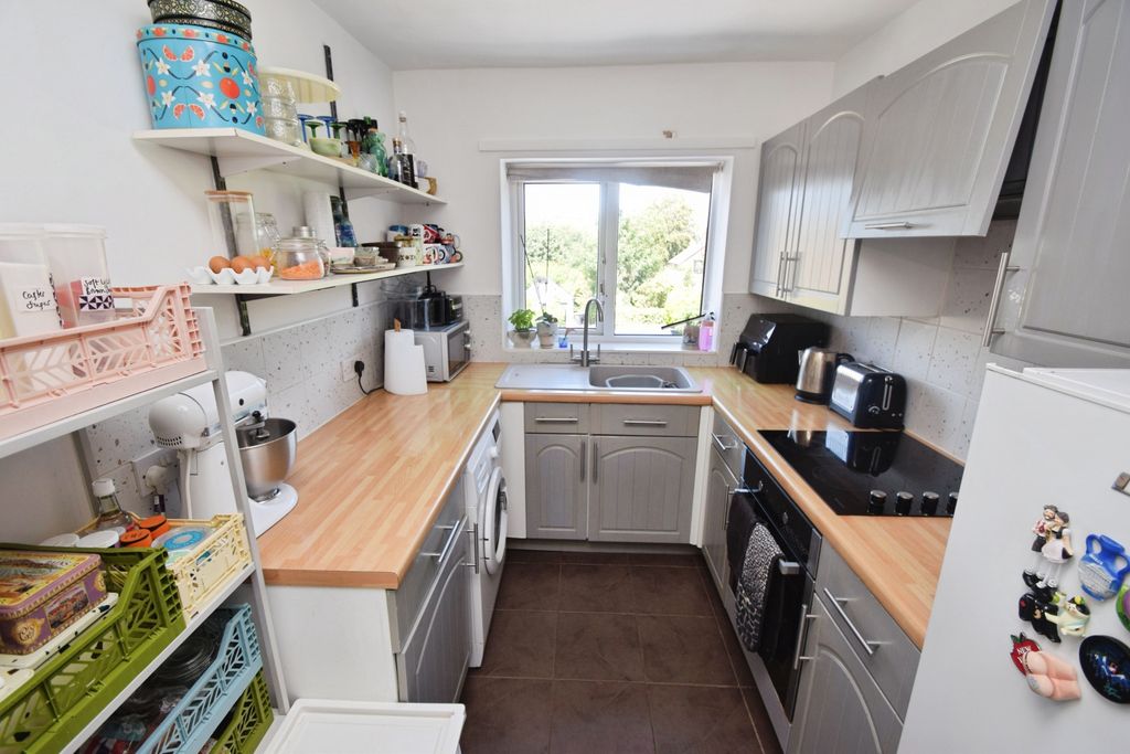 Property photo 2 of 10 c7B974Bb-Kitchen