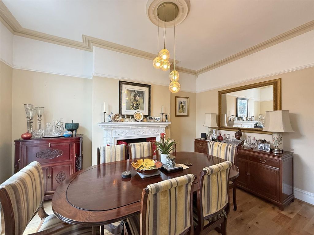 Property photo 3 of 17 Burleigh Park Road 22 - Dining.Jpg