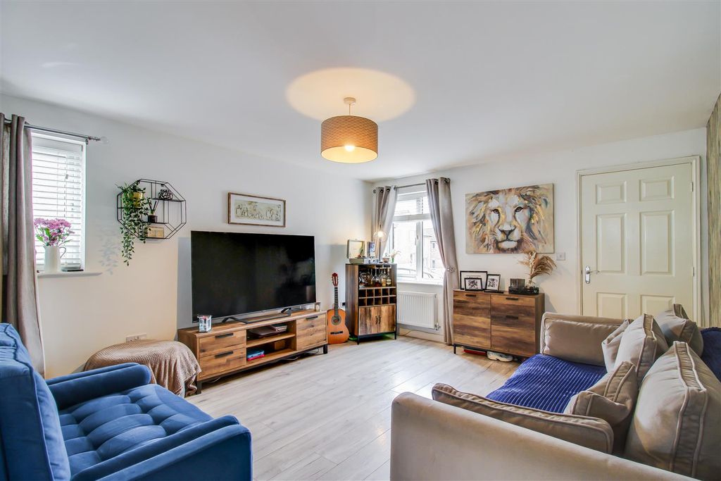 Property photo 3 of 10 Living Room