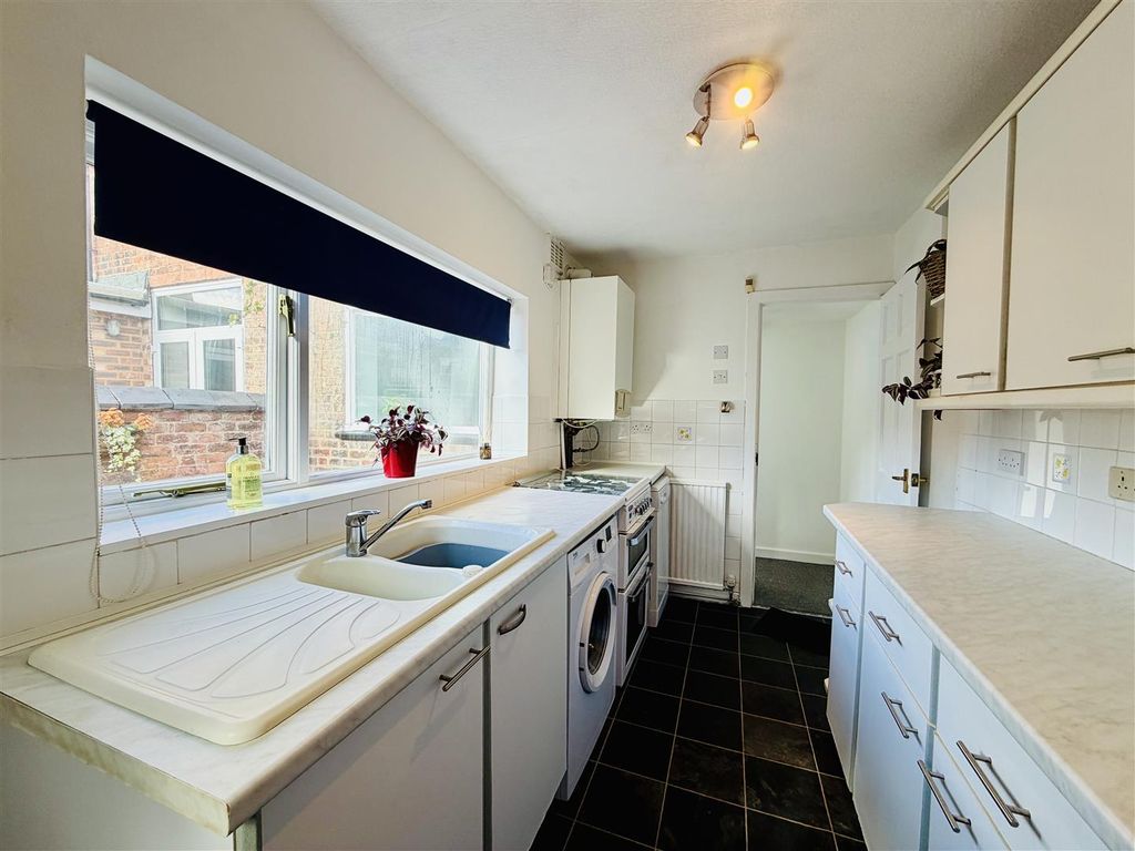 Property photo 3 of 18 Kitchen