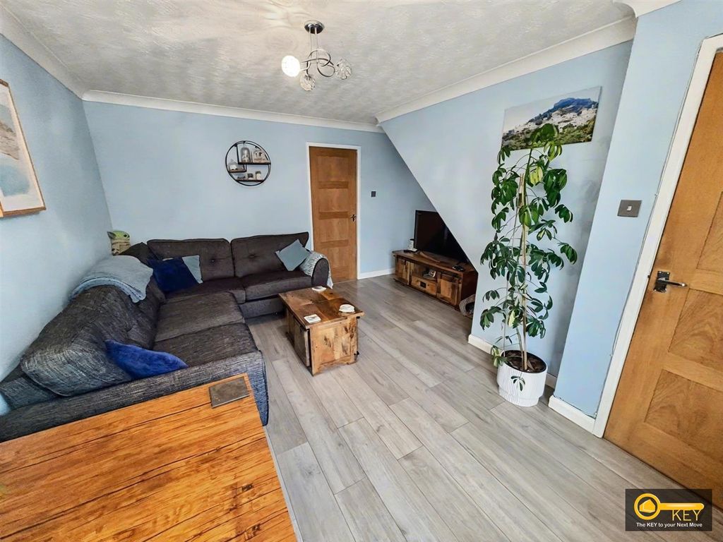 Property photo 2 of 11 Lounge