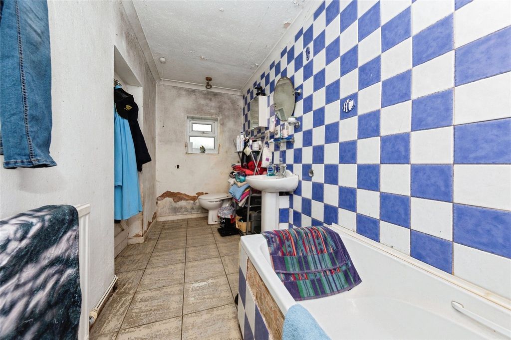 Property photo 3 of 47 Picture No. 02