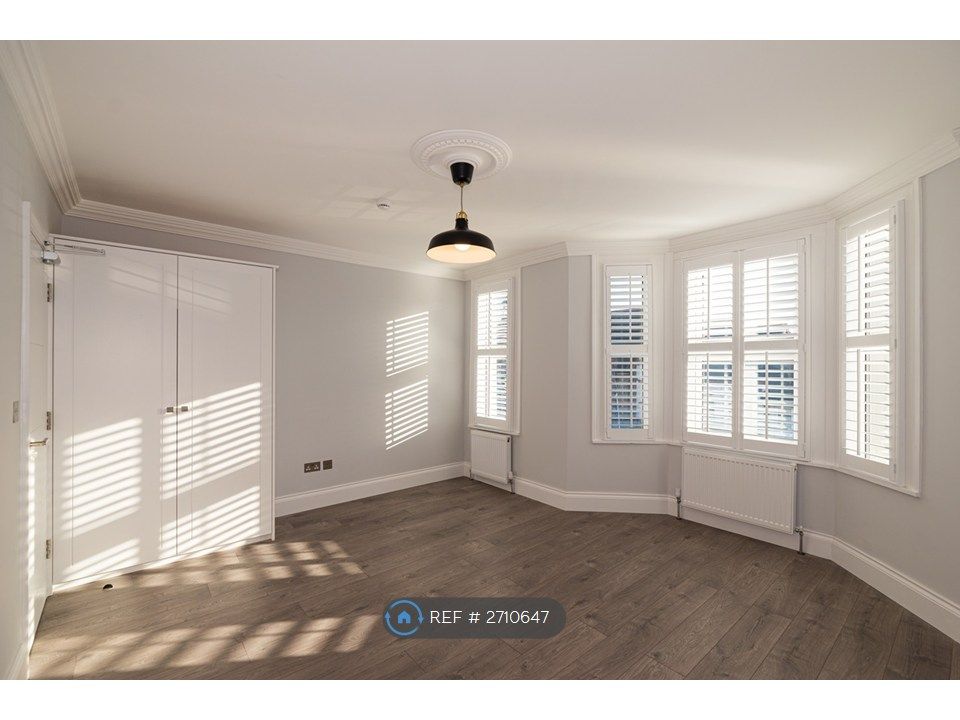 Property photo 1 of 5 Spacious Studio