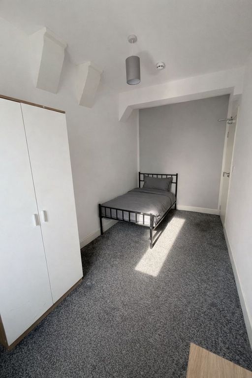 Property photo 1 of 7 Photo 6