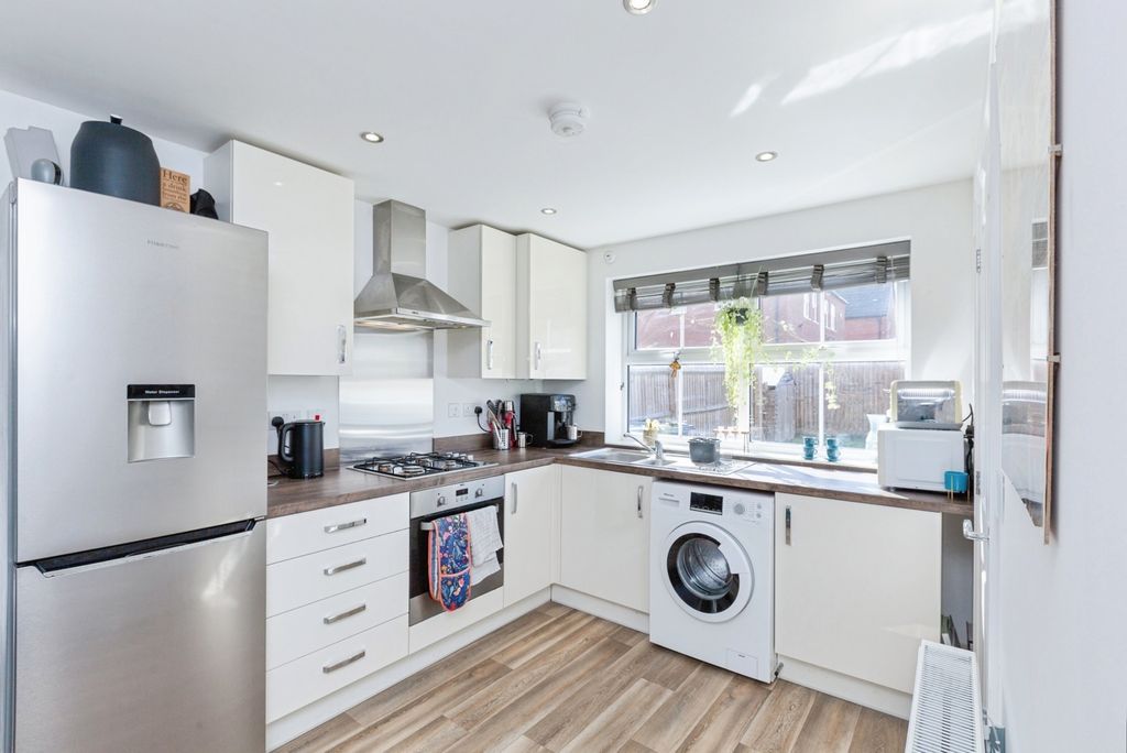 Property photo 3 of 18 Kitchen