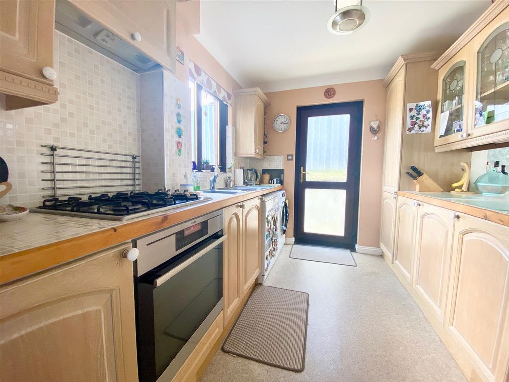 Property photo 3 of 18 Kitchen
