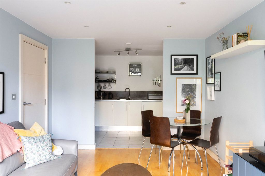Property photo 2 of 14 Fairfield Road E3