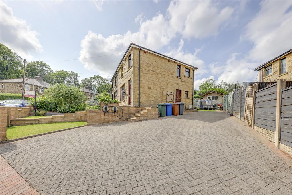 Property photo 2 of 28 Ample Side Driveway &amp; Pod Point