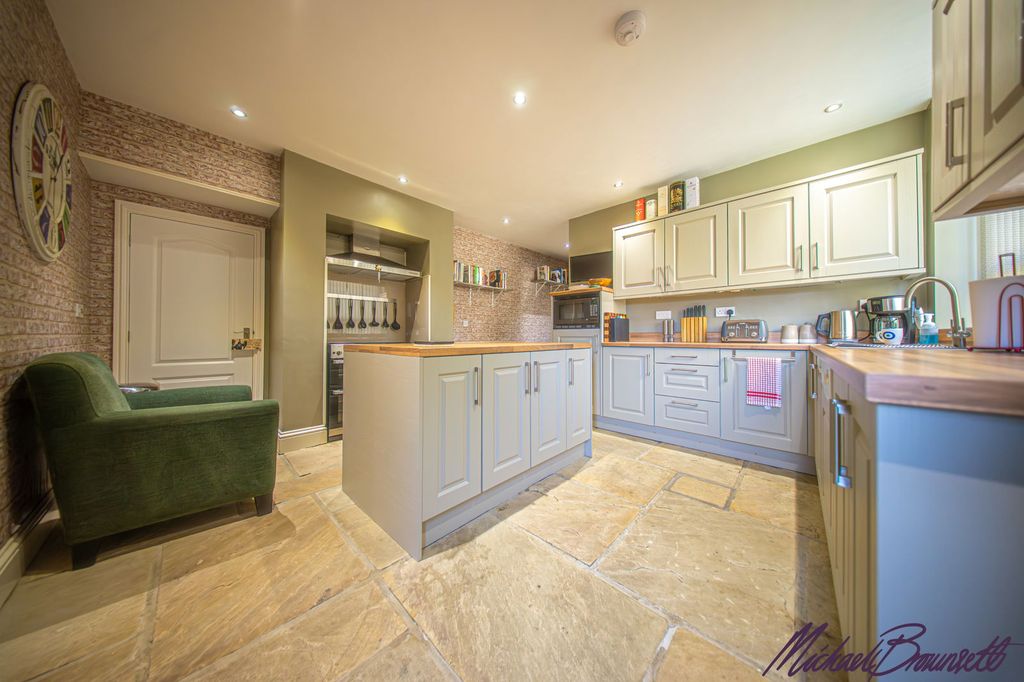 Property photo 3 of 27