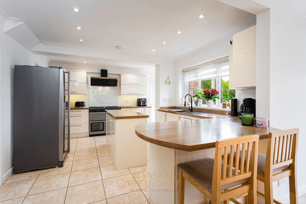 Property photo 2 of 33