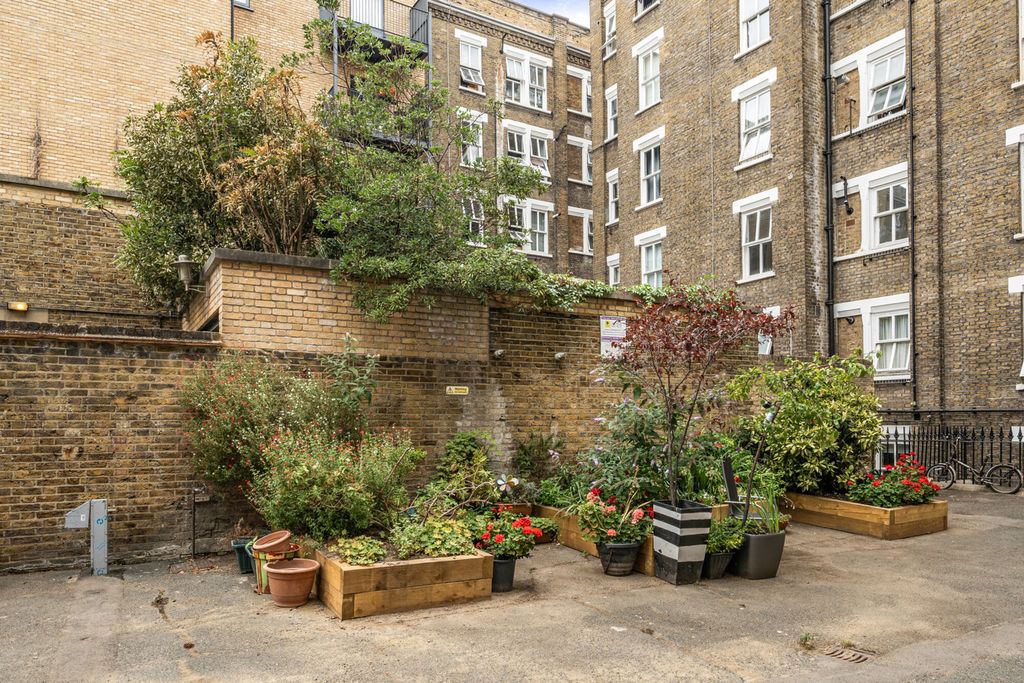 Property photo 3 of 11 Courtyard