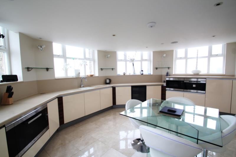 Property photo 2 of 8 Kitchen