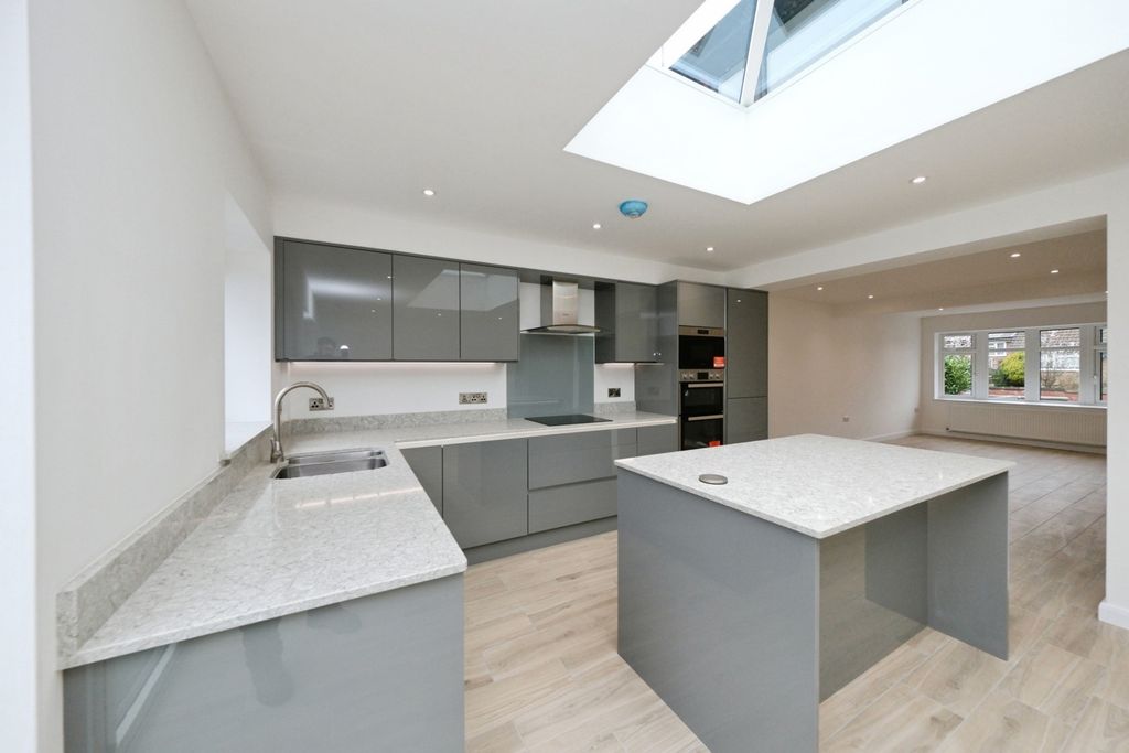 Property photo 3 of 18 Kitchen