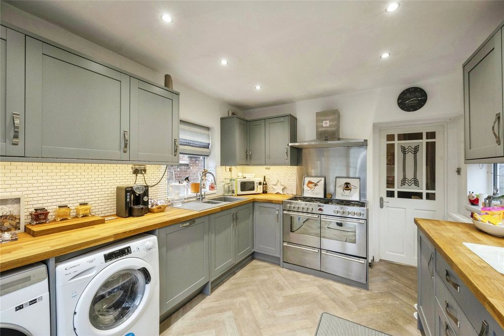 Property photo 3 of 19 Kitchen