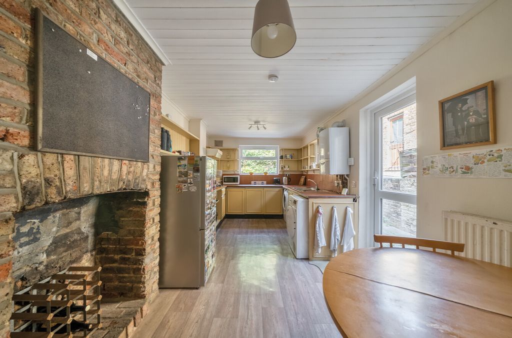 Property photo 3 of 16 1323811-13-686F89...