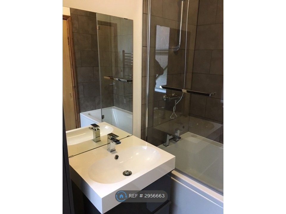 Property photo 2 of 11 Bathroom