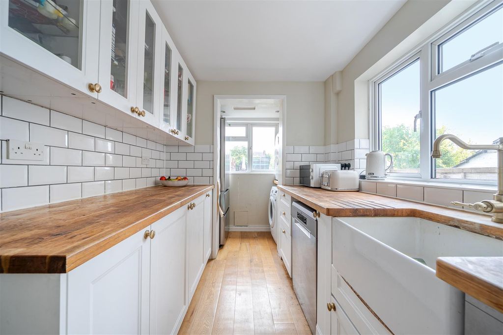 Property photo 3 of 20 1374031-16-6902042E71269.Jpg