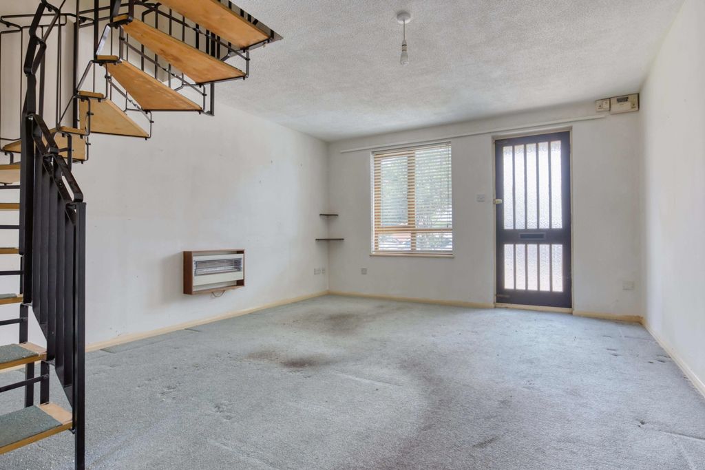 Property photo 3 of 15 Ewemove Taunton - Allington Close (10)