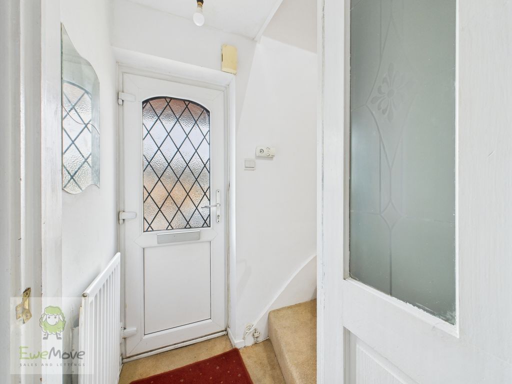 Property photo 2 of 19 Entrance Hall