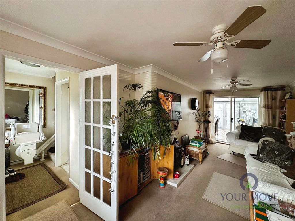 Property photo 2 of 17 Lounge