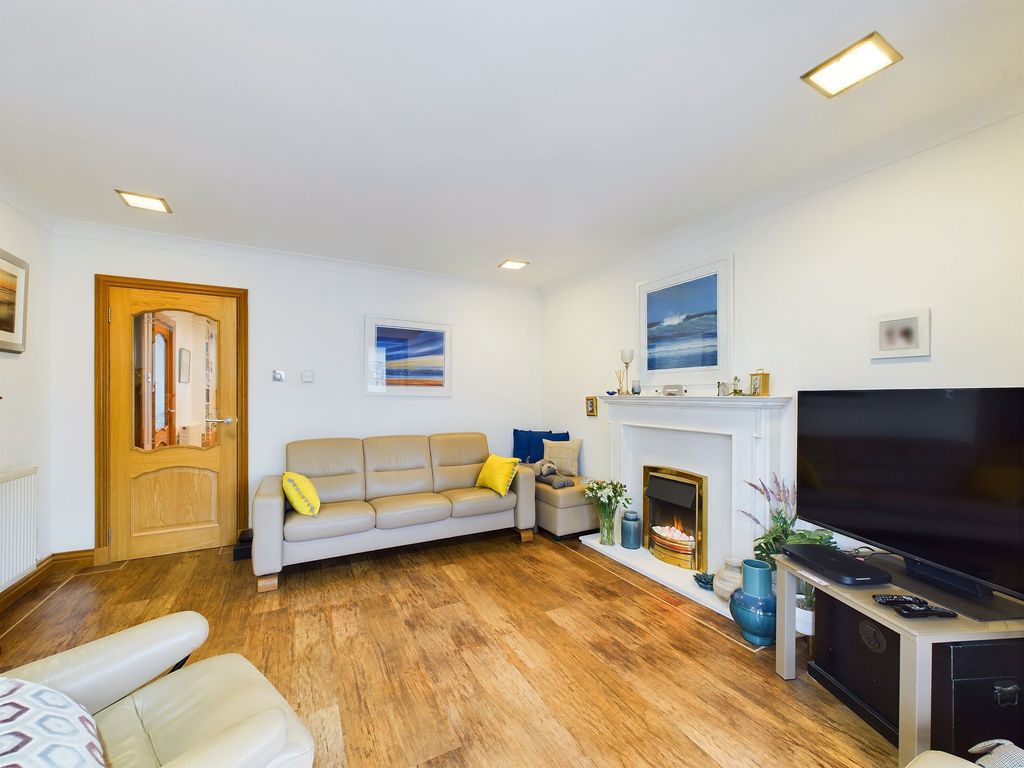 Property photo 3 of 15 Lounge
