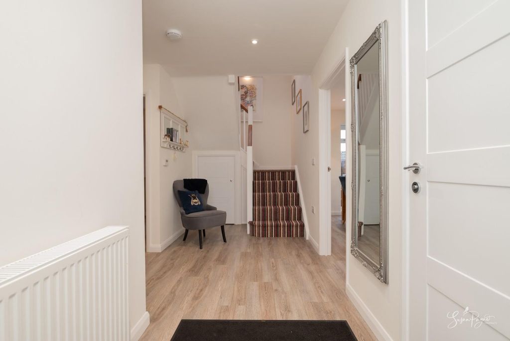 Property photo 3 of 34 Entrance Hall