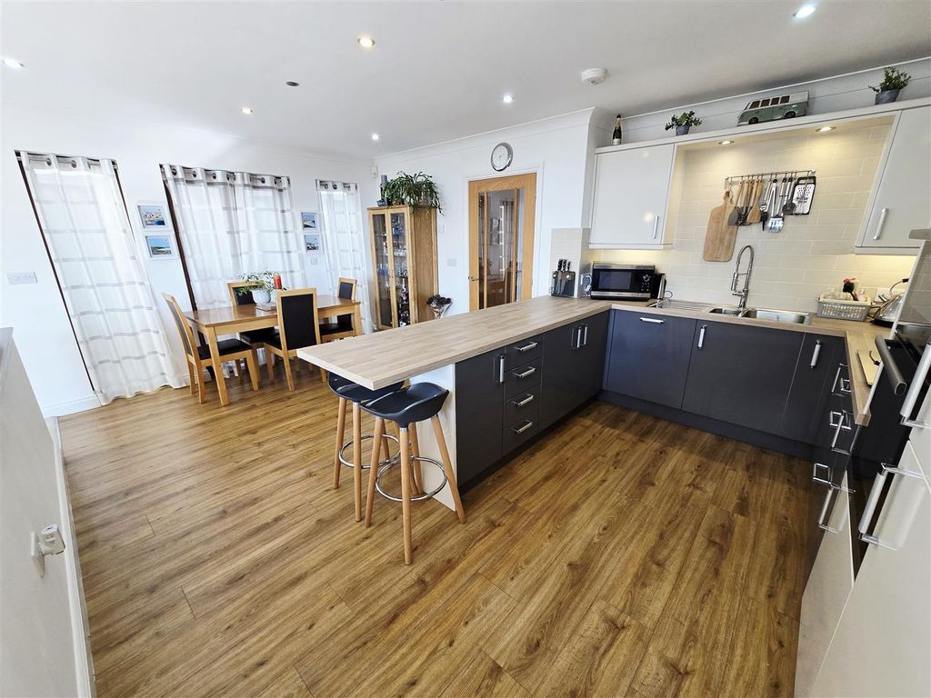 Property photo 3 of 29 Kitchen / Dining Room
