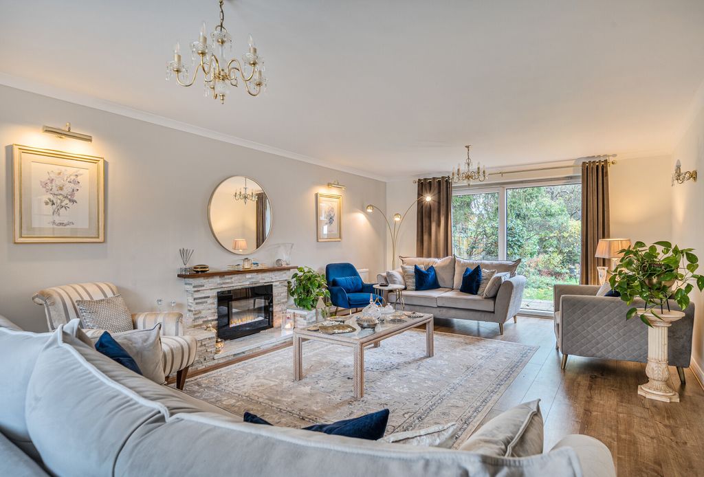 Property photo 2 of 20 Lounge