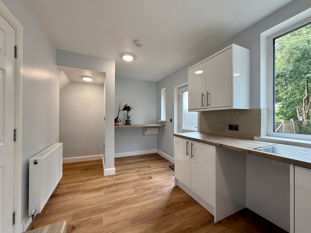 Property photo 3 of 10 Kitchen