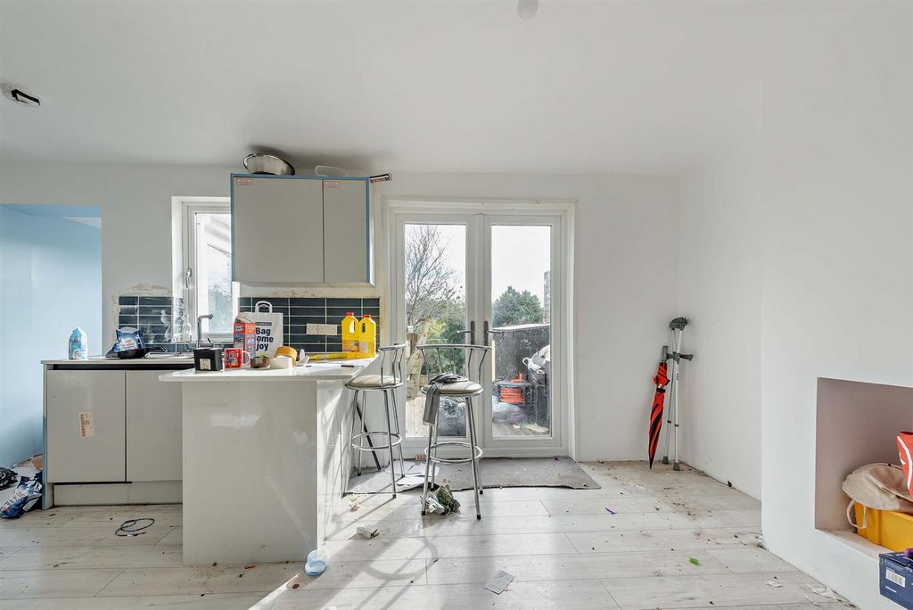 Property photo 3 of 9 8667166-Interior05-800.Jpg