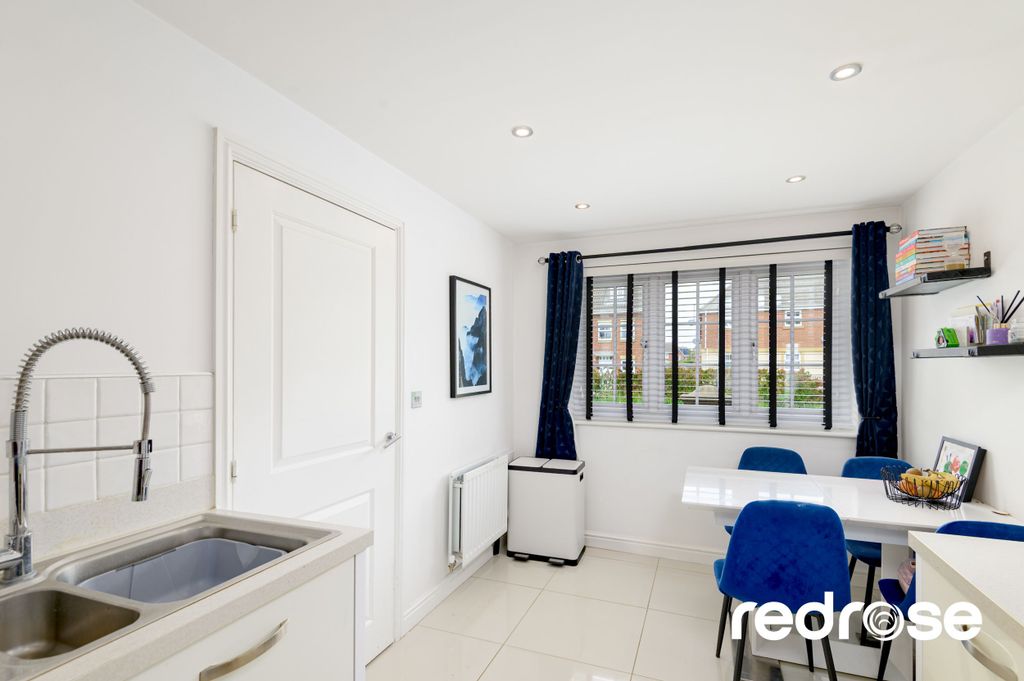 Property photo 3 of 28 Web_16 Buckinghamshire Pl-12