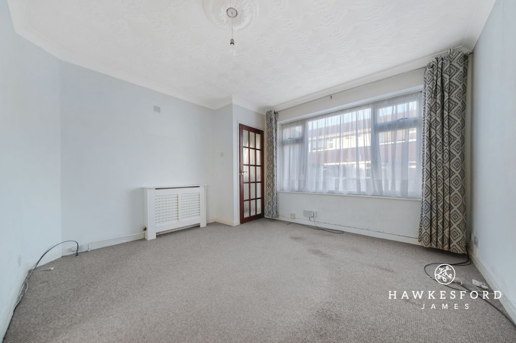 Property photo 2 of 15 Gadby Road, Sittingbourne - Lounge