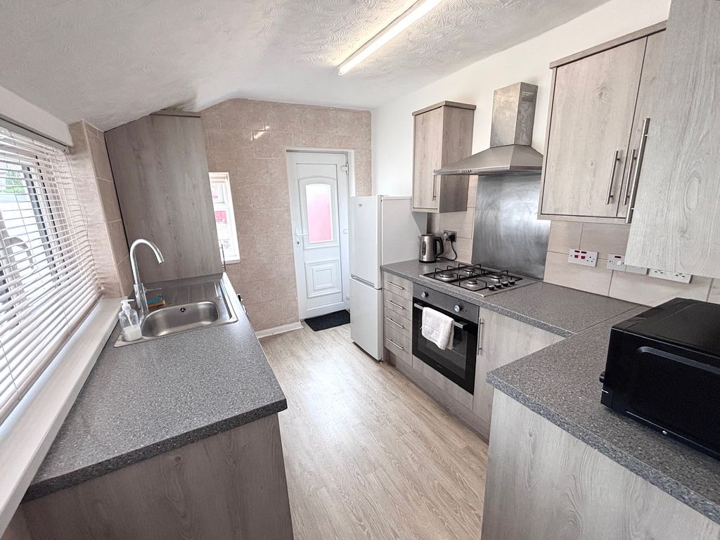Property photo 3 of 9 Kitchen