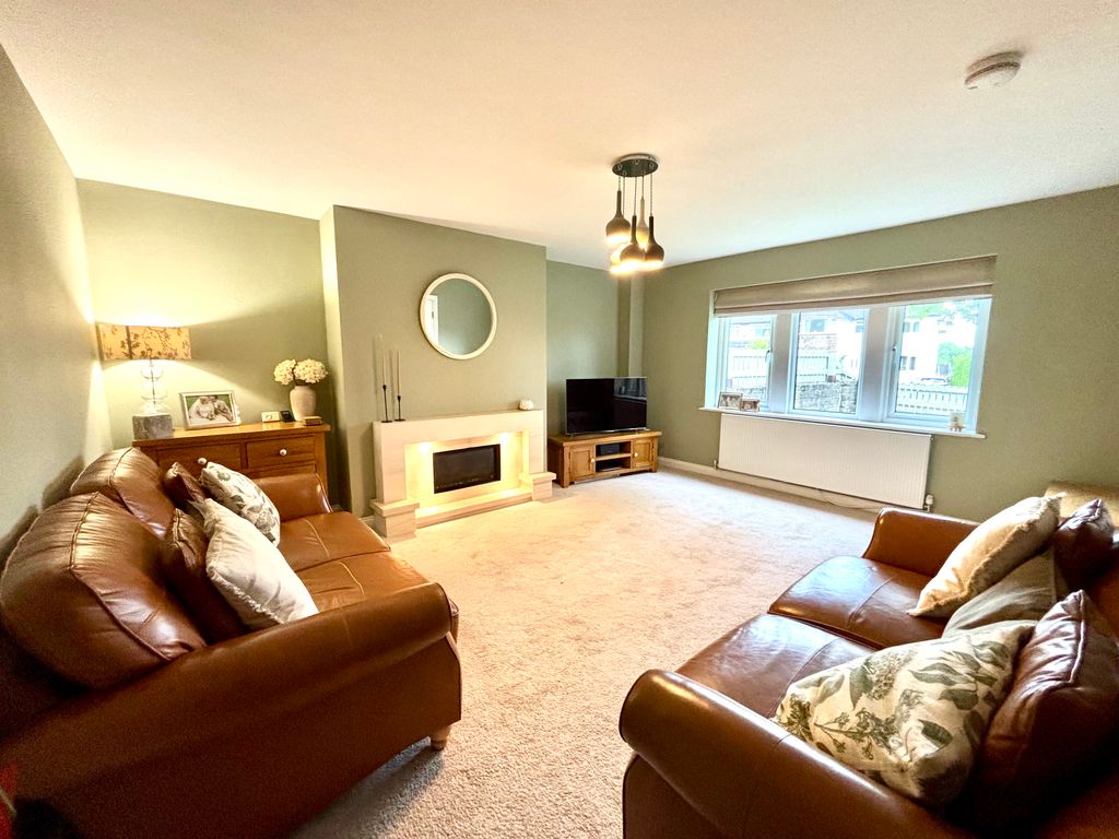 Property photo 3 of 18 Lounge