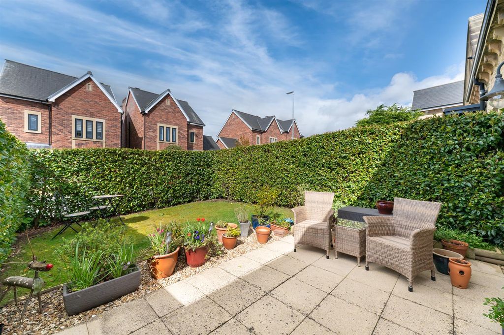 Property photo 2 of 26 Front Garden