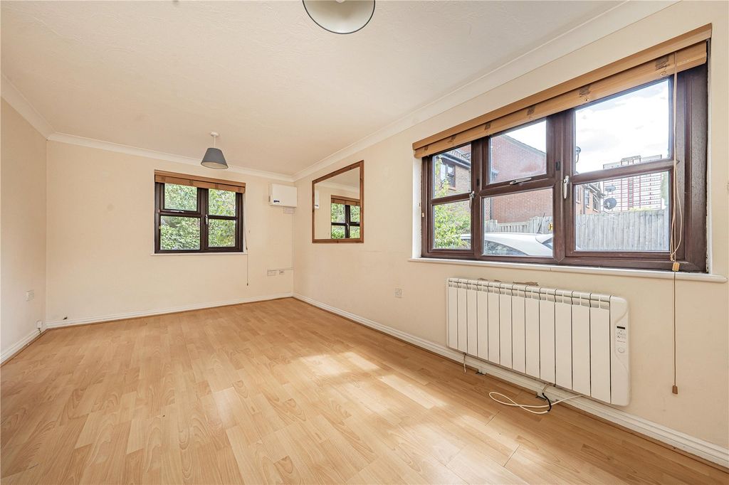 Property photo 2 of 8 Picture No. 13