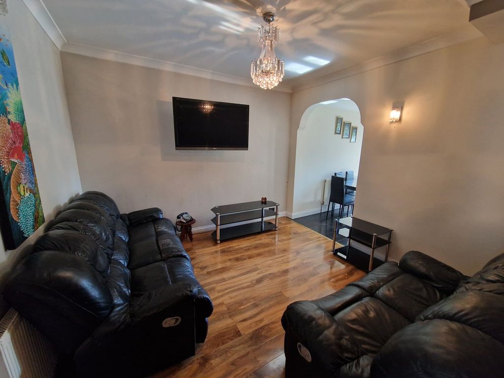 Property photo 3 of 13 Lounge