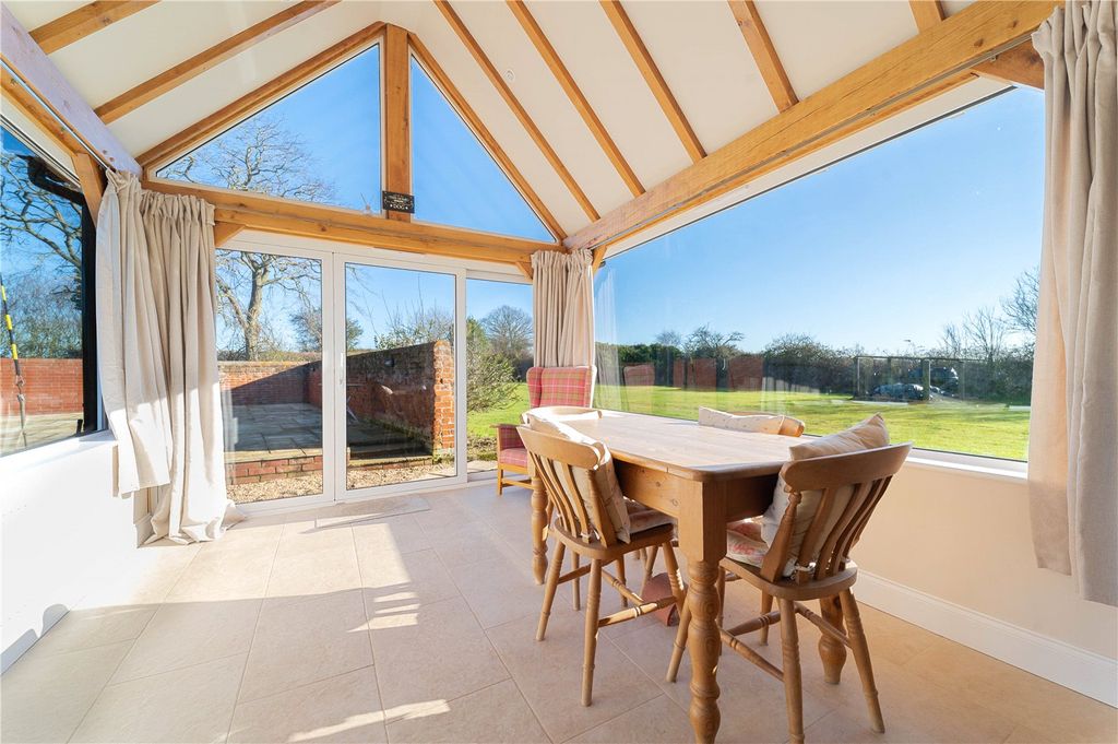 Property photo 2 of 33 Garden Room