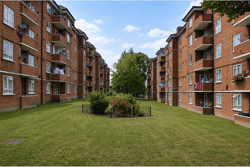 Property photo 1 of 10 Communal Gardens