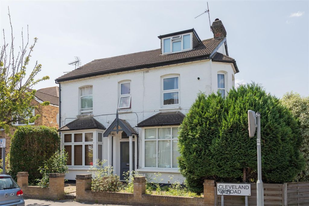 Property photo 1 of 16 Cleveland Road, E18