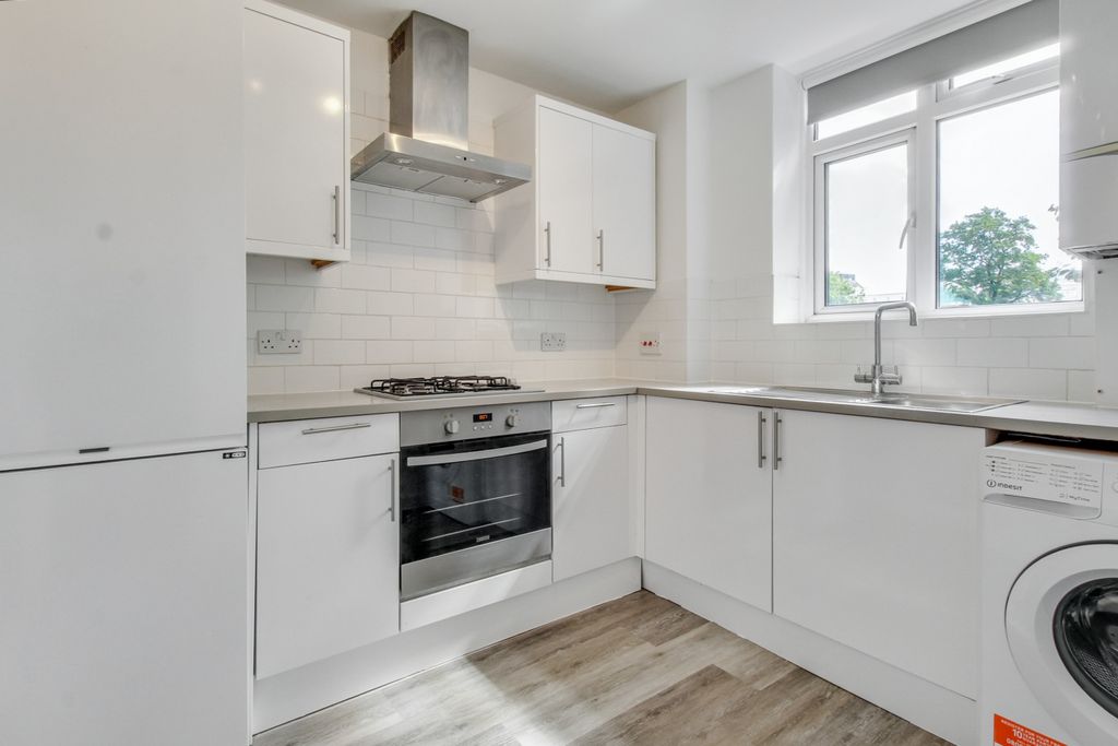 Property photo 3 of 10 3.Kitchen.Jpg