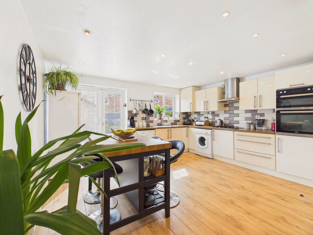 Property photo 2 of 21 5166583